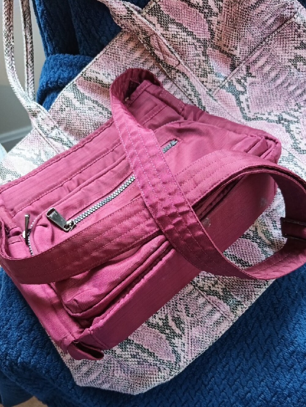 Lot Of 3 - Woven š¤/Gold Purse, B/W Leather Clutch, BCBG Pink/š¤ š-Skin Tote - Picture 9 of 15